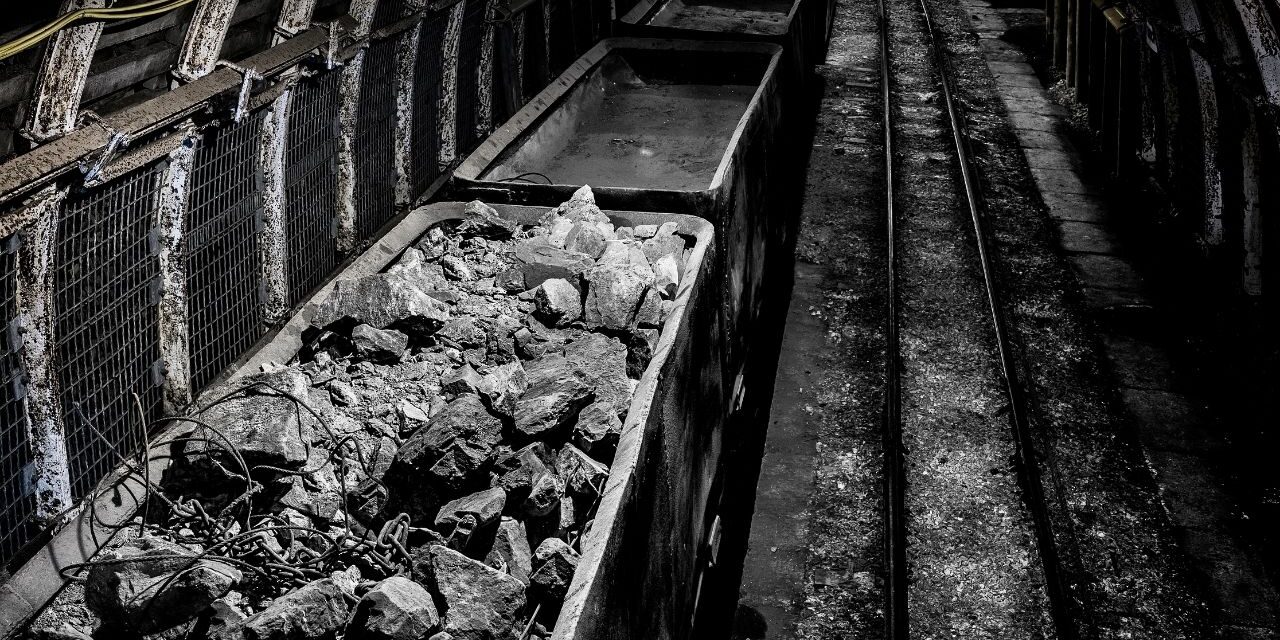 Odbiór węgla prosto z kopalni – kto może i jakie ma to korzyści Odbiór węgla prosto z kopalni – kto może i jakie ma to korzyści? Czy warto korzystać z tej metody pozyskiwania węgla?