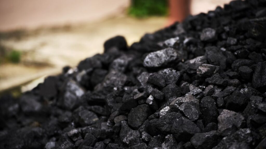 Jak ogrzewać dom taniej przy węglu? 10 praktycznych wskazówek