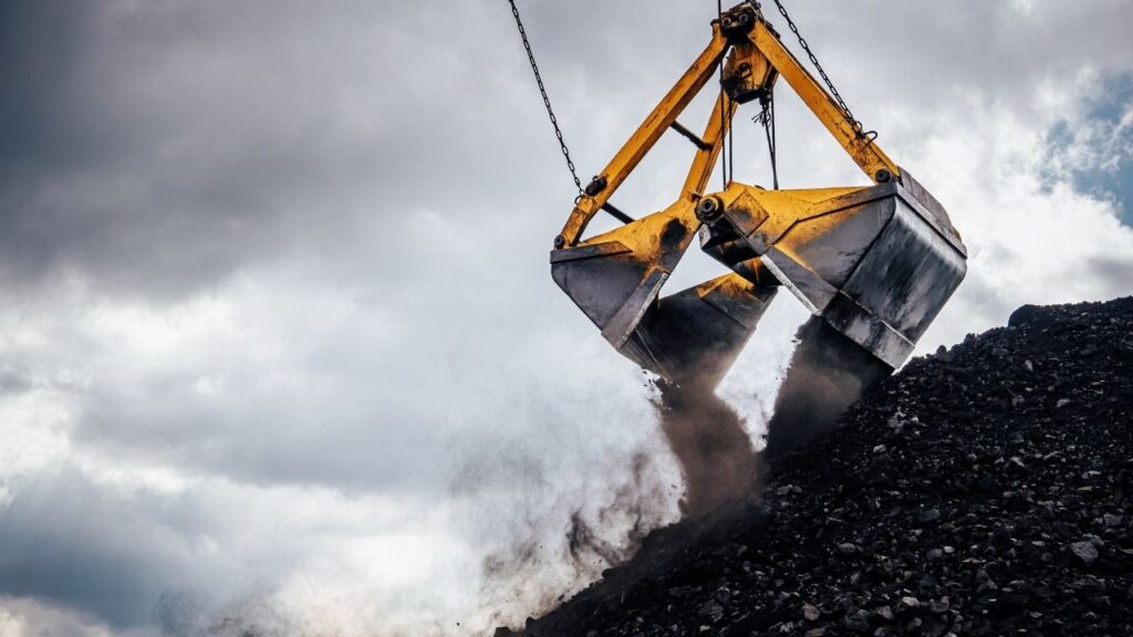 Transport węgla – na co zwrócić uwagę przy dostawie do domu lub firmy?